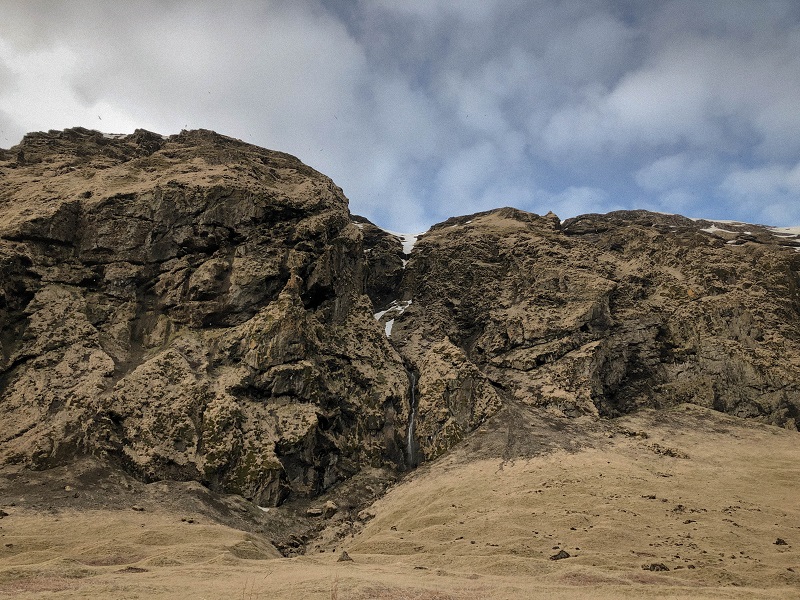 Wodospad na Islandii widziany z drogi